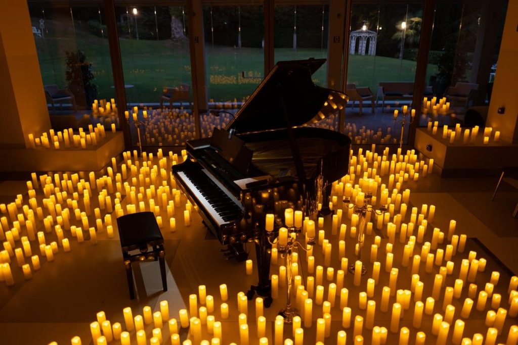 Palco con candele e pianoforte per un concerto CandleLight a Torino