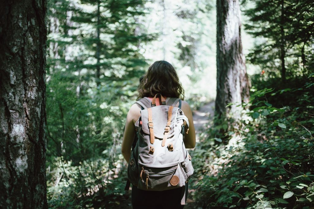 Ragazza che fa trekking nel bosco sulla collina di Torino