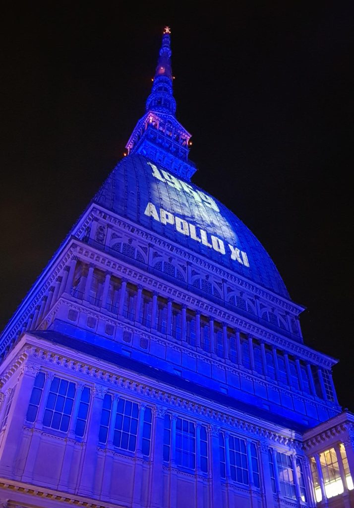 La Mole Antonelliana di Torino illuminata di blu in occasione dell'Anniversario dello sbarco sulla Luna dell'Apollo XI