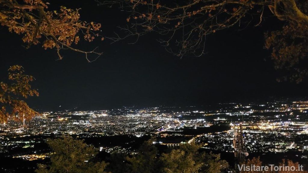 Panorama notturno di Torino visto dalla Basilica di Superga