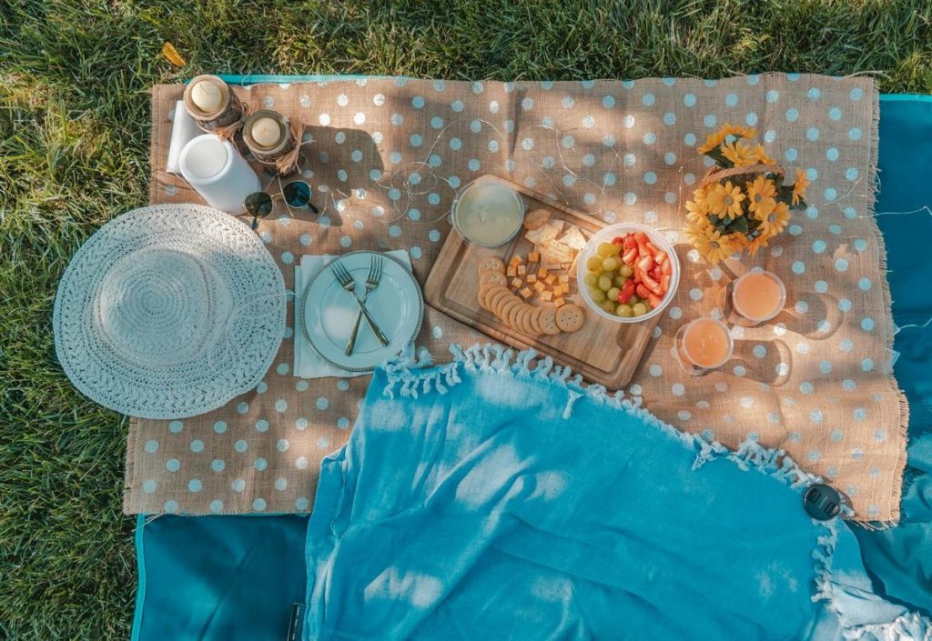 Foto di un pic-nic all'aperto. Foto gratuita di di Deval Parikh (@devalpp)