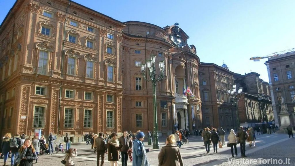 Facciata in mattoni rossi di Palazzo Carignano a Torino