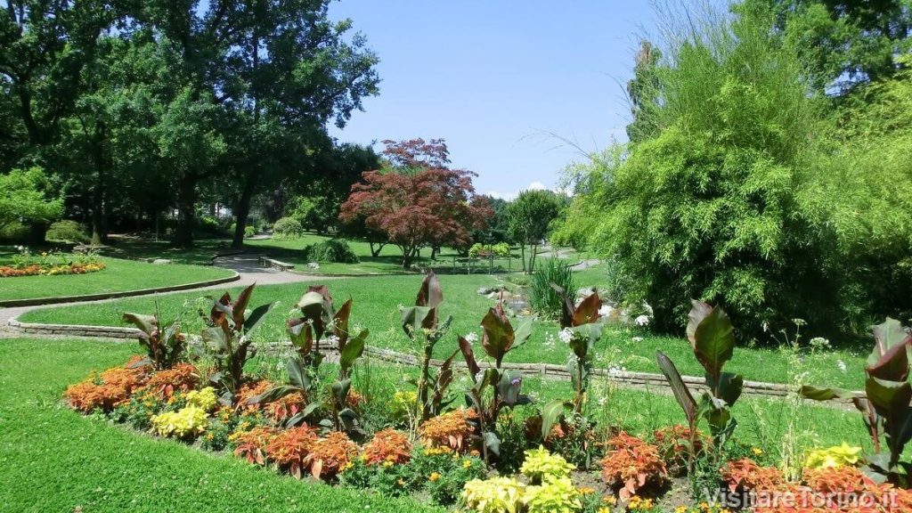 Aiuole fiorite al Parco Valentino di Torino