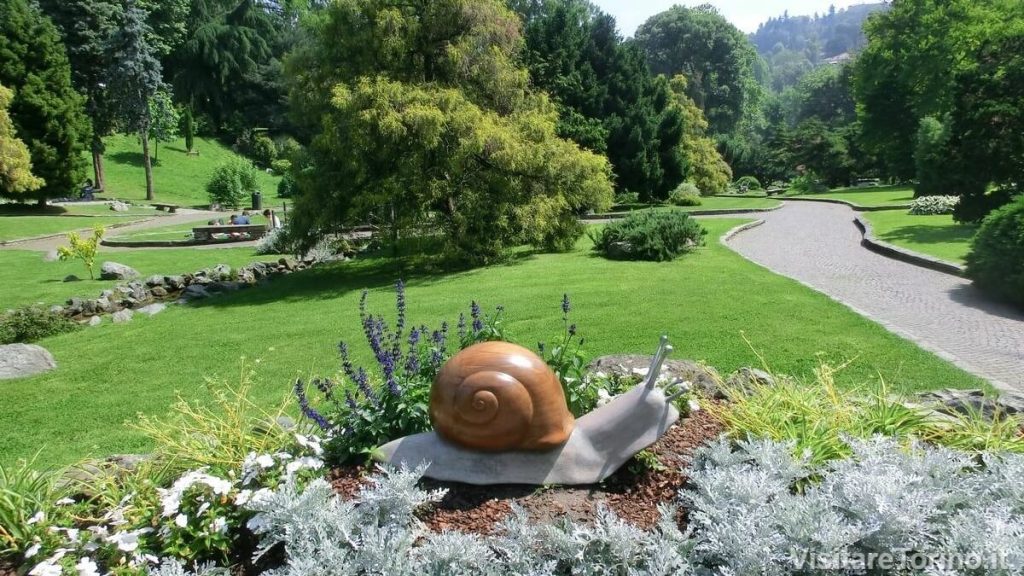 Viali e aiuole fiorite del Parco del Valentino a Torino