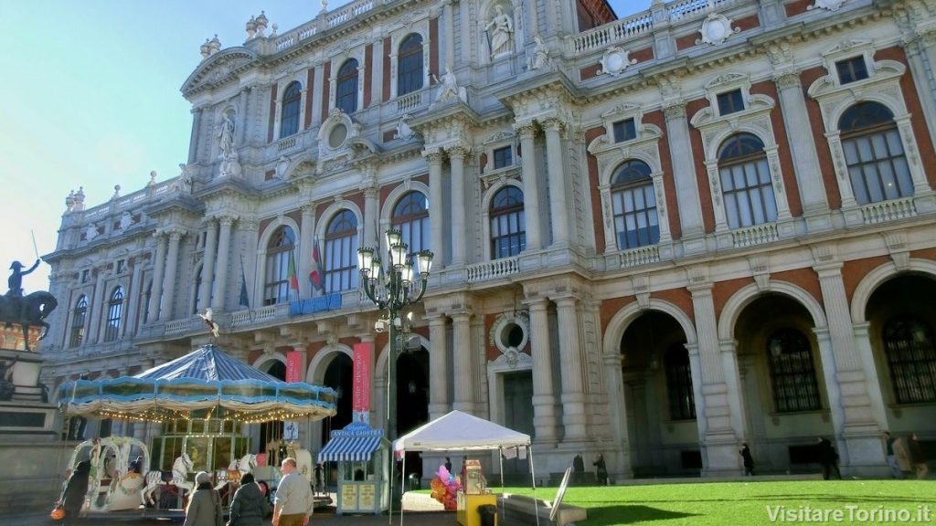 Facciata dell'800 di Palazzo Carignano a Torino